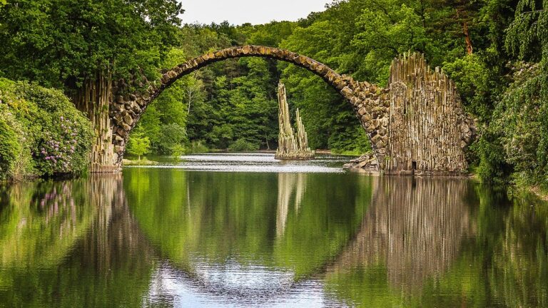 puente natural de piedra sobre un rio