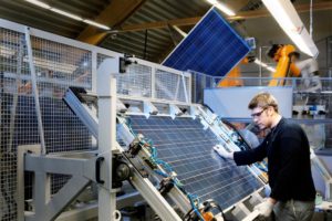 tecnico supervisando la fabricacion de un panel solar fotovoltaico