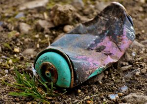 lata de aerosol vieja en el suelo