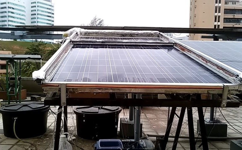 panel solar rudimentario que se autolimpia y se autorefrigera
