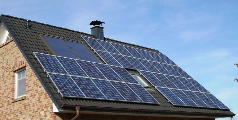 paneles solares fotovoltaicos sobre el techo de una casa