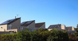 paneles solares en los techos de algunas casas en paises bajos