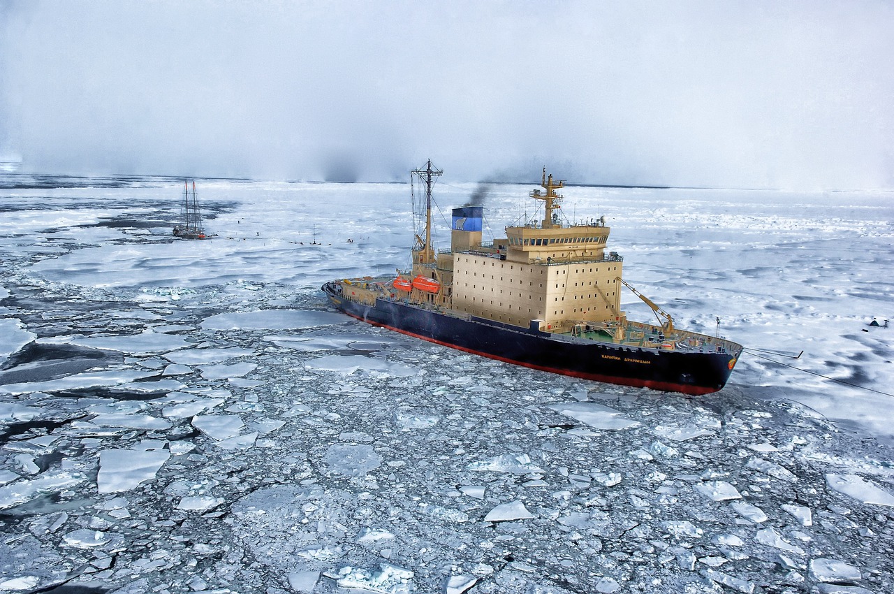 barco rompehielos atravesando el ártico